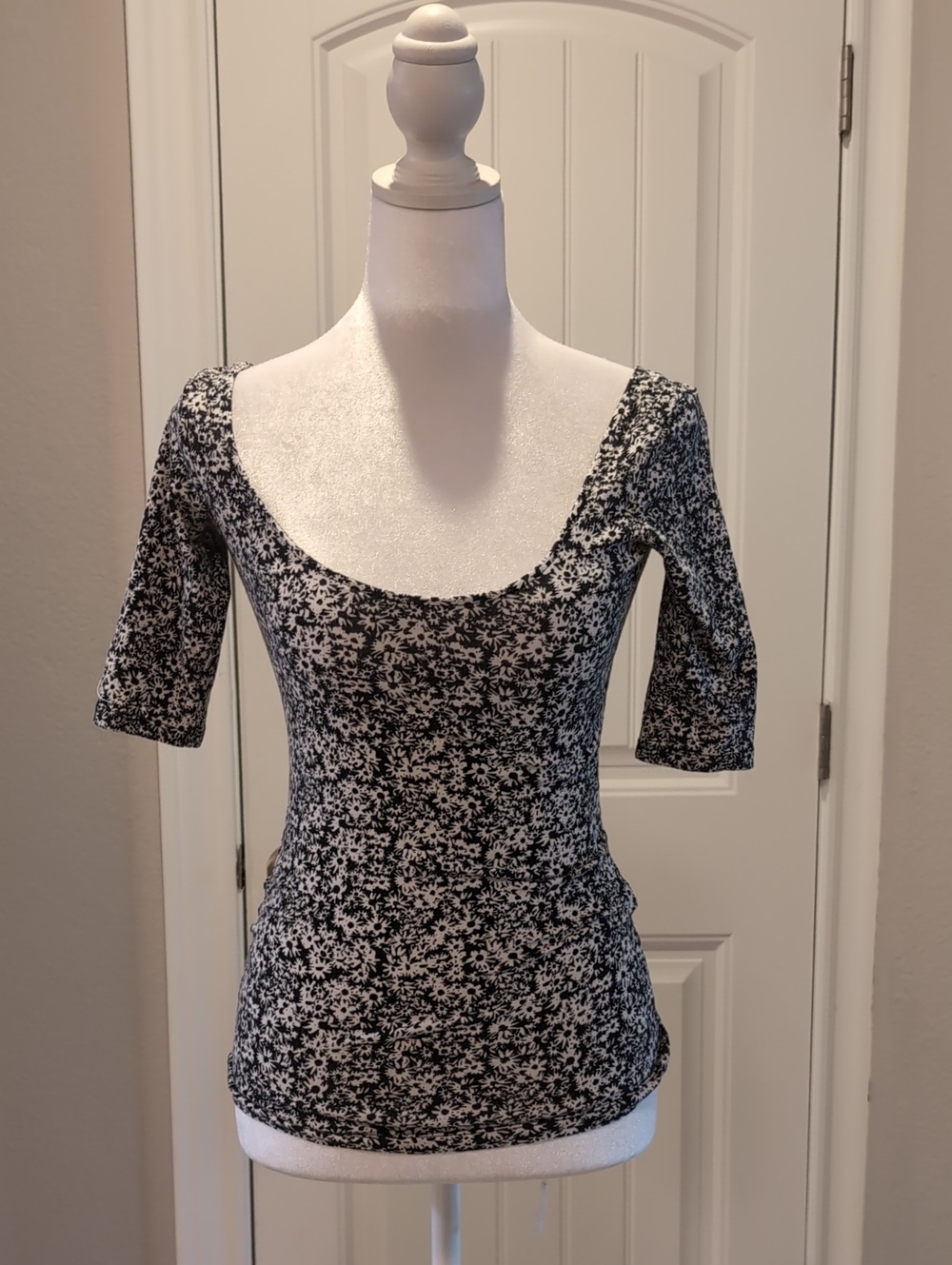 Garage Black & White Floral Scoop Neck Short Sleeve Top